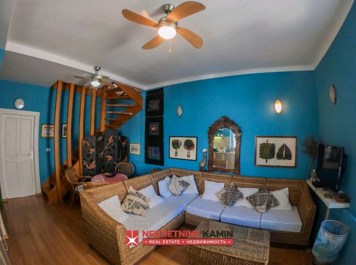 Half of a Semi-Detached House with Three Bedrooms, 80 m from the Sea, Donja Lastva, Tivat